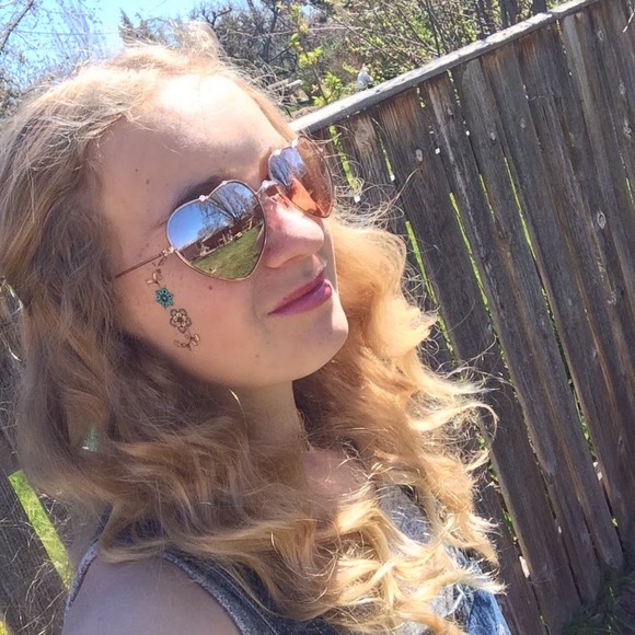 Profile Picture of Sophie Middlemas (@sophie_middlem) on Poshmark