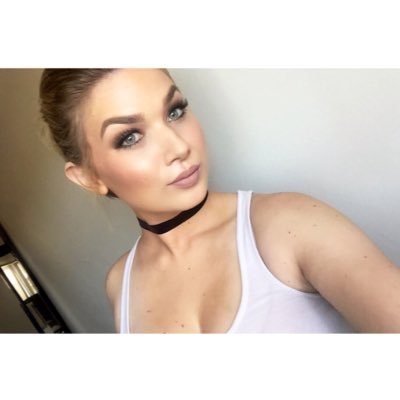 Profile Picture of leah hennessy (@leahhennessy) on Twitter