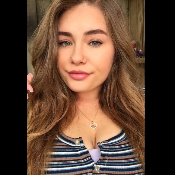 Profile Picture of Brooklyn Forhan (@brooklynlucette) on Poshmark