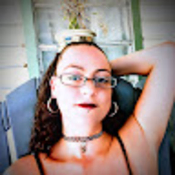 Profile Picture of Nicky Lahren (@nicky9014) on Poshmark