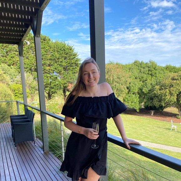 Profile Picture of Sarah Mortimer (@sarah_mortimer) on Poshmark