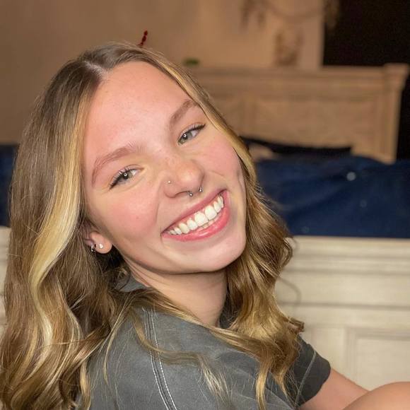 Taylor Blattenberger - Poshmark Profile Picture of Taylor Blattenberger (@tblatts) on Poshmark