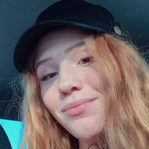 Profile Picture of Isabella Hanson (@i_hanson) on Poshmark