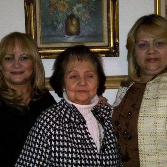 Profile Picture of Lisselotte Pimentel (@lisavazquez11) on Poshmark