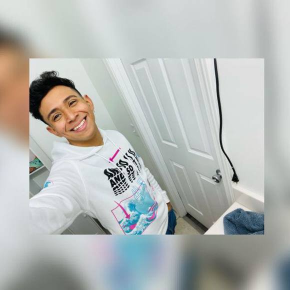 Profile Picture of Carlos Navarro (@blerz95) on Poshmark