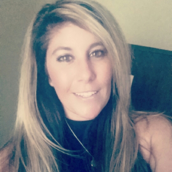 Profile Picture of Carrie Hanebutt (@carriehanebutt) on Poshmark