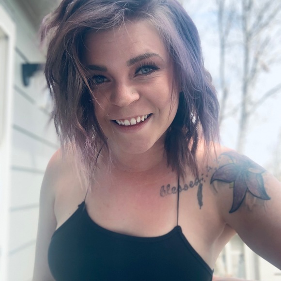 Profile Picture of Paige Chesnut (@paigechesnut) on Poshmark