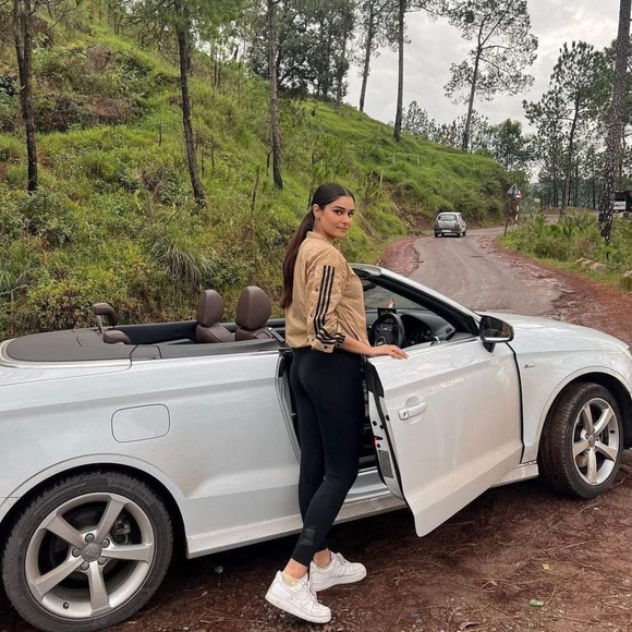 Profile Picture of Melodie Wealer (@wealermelodie) on Poshmark