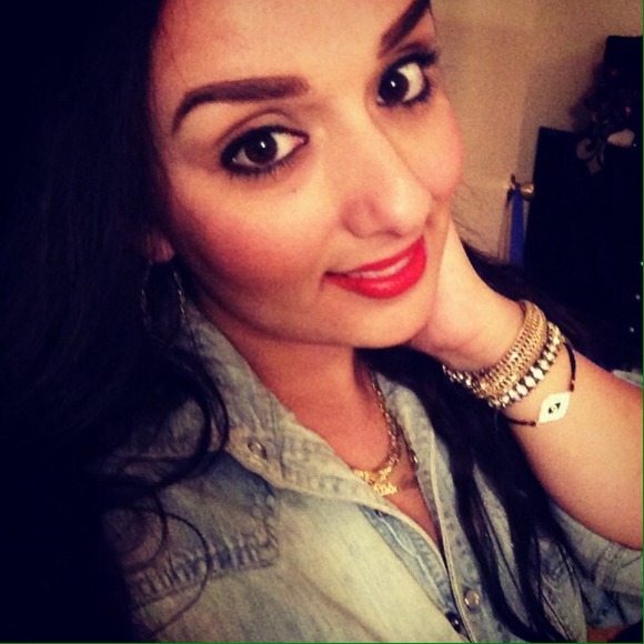 Profile Picture of Rosalee Borba (@roseyrozayyy) on Poshmark