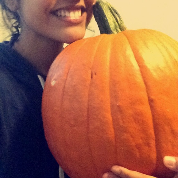 Profile Picture of Yasmine Filali (@lovelyas) on Poshmark