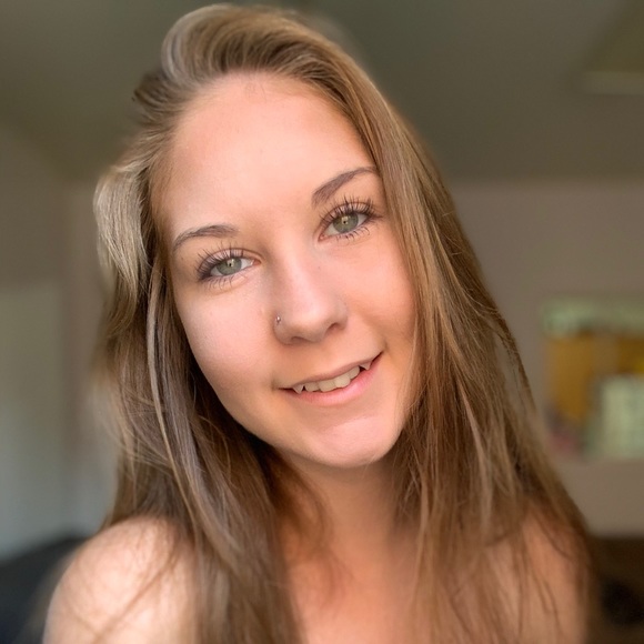 Profile Picture of Robin Mahoney (@robinmahoney) on Poshmark
