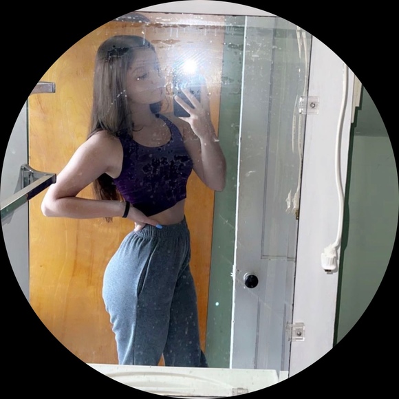 Profile Picture of Addi Charnley (@addisoncharnley) on Poshmark