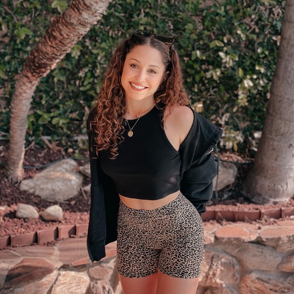 Profile Picture of Amanda Feltenberg (@amanda4ever23) on Poshmark