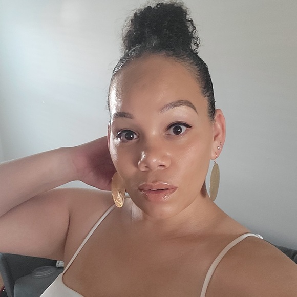 Profile Picture of Stacy Chapman (@1gorjusangel) on Poshmark