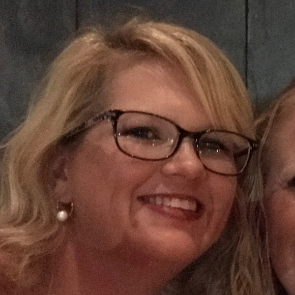 Profile Picture of Danielle Fielding (@dpfielding) on Poshmark