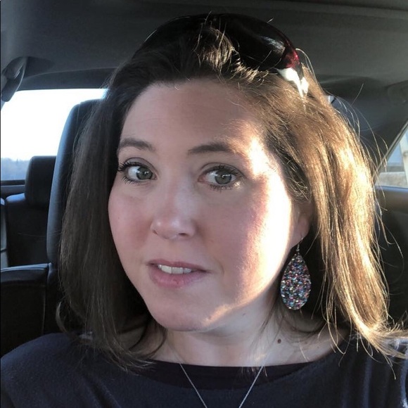 Profile Picture of Leah Atherley (@leleswank) on Poshmark