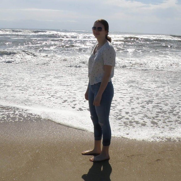 Profile Picture of Maya Ciociola (@mayaciociola9) on Poshmark