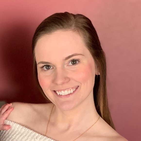 Profile Picture of Renee Budda (@reneebudda) on Poshmark