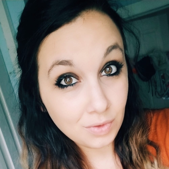 Profile Picture of Casey Weaver (@cweaver217) on Poshmark