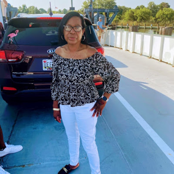 Profile Picture of Veronica Howell (@veroncush) on Poshmark