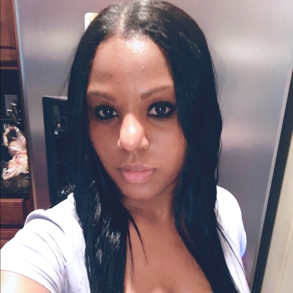 Shannon Duhart - Poshmark Profile Picture of Shannon Duhart (@farrowduhart) on Poshmark