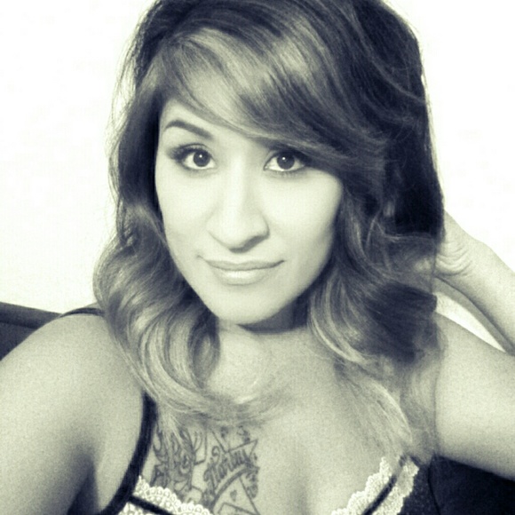 Mindy Perez - Poshmark Profile Picture of Mindy Perez (@missmindy83) on Poshmark