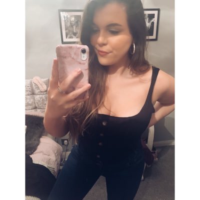 Profile Picture of Christie Fielding (@ChristieJayMua) on Twitter