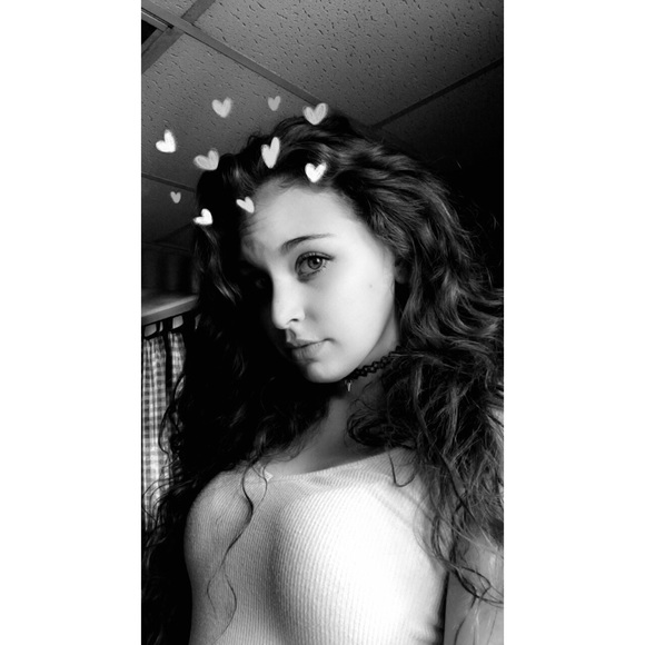 Profile Picture of Julia Perrins (@juliaxperrins01) on Poshmark