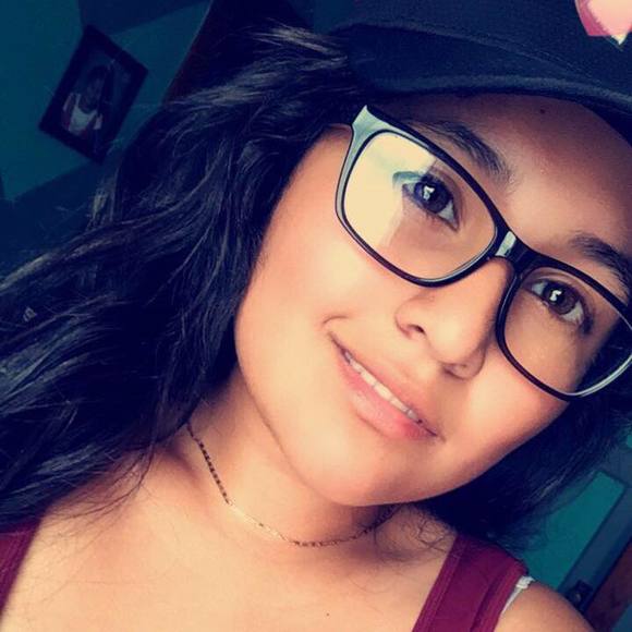 Profile Picture of Alexandra González (@alexandragon629) on Poshmark