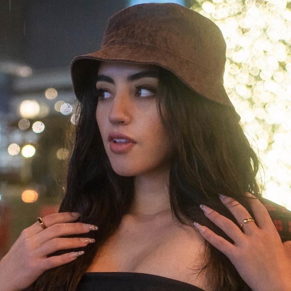 Profile Picture of Nicole Camaratta (@nicolecamaratta) on Poshmark