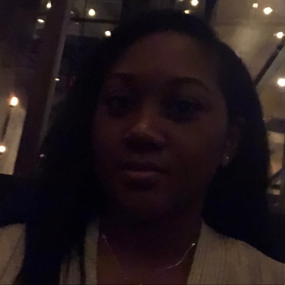 Profile Picture of Damonique Dunbar (@damoniquedunbar) on Poshmark