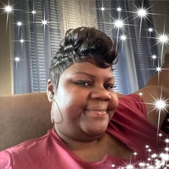 Profile Picture of Mioshi Robertson (@mioshirobertson) on Poshmark