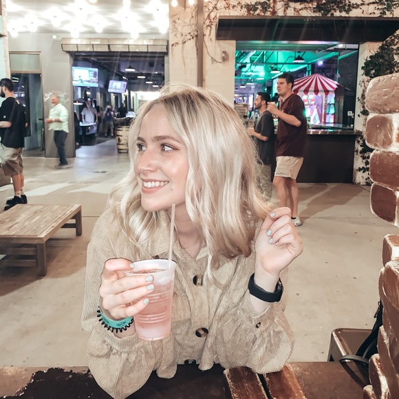 Profile Picture of Olivia Oyler (@livoyler) on Poshmark