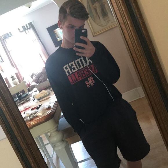 Profile Picture of Kevin Ogden (@xkevino) on Poshmark