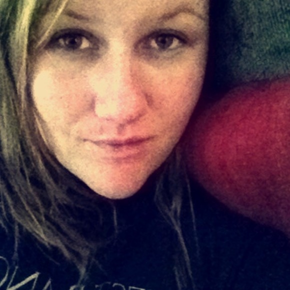 Profile Picture of Ellen Fowler (@elloelle19) on Poshmark