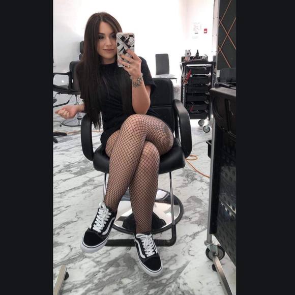 Profile Picture of Emmanuelle Giannakopoulos (@manuue1996) on Poshmark