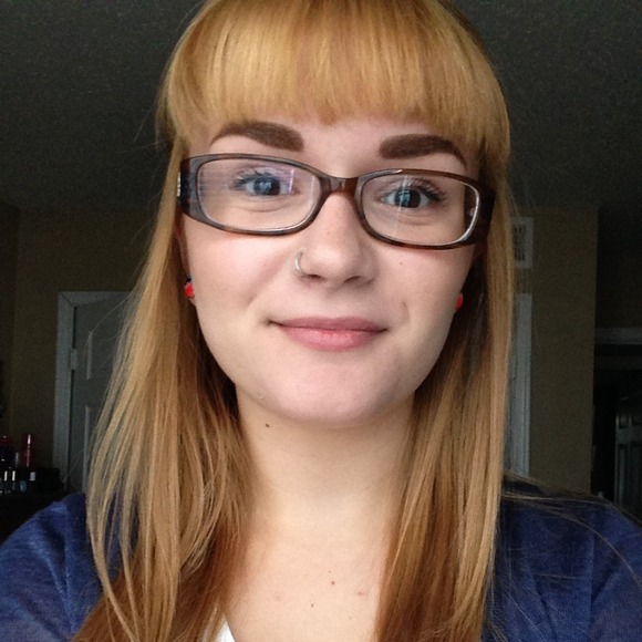 Profile Picture of Robin Beam (@robyntherobin) on Poshmark