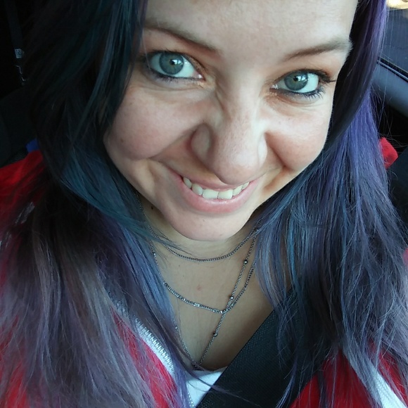 Profile Picture of Danielle Milford (@beebop420210) on Poshmark