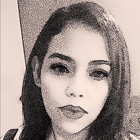 Profile Picture of Isis Sanchez (@issap627) on Poshmark