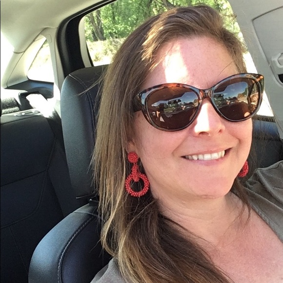 Profile Picture of Cassandra Anda (@canda_art) on Poshmark