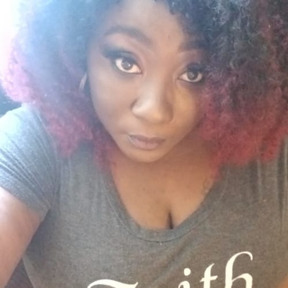 Profile Picture of Vickie Carr (@mzpleasemy74) on Poshmark