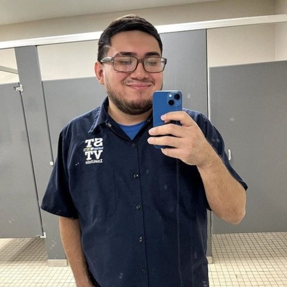 Profile Picture of Julian Ramon (@julianramon0918) on Poshmark