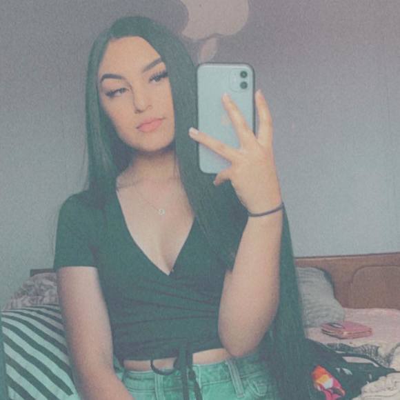 Profile Picture of Maria Rascone (@mariarasckn21) on Poshmark