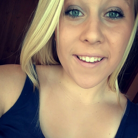 Profile Picture of Miranda Schroeder (@mirandajo219) on Poshmark