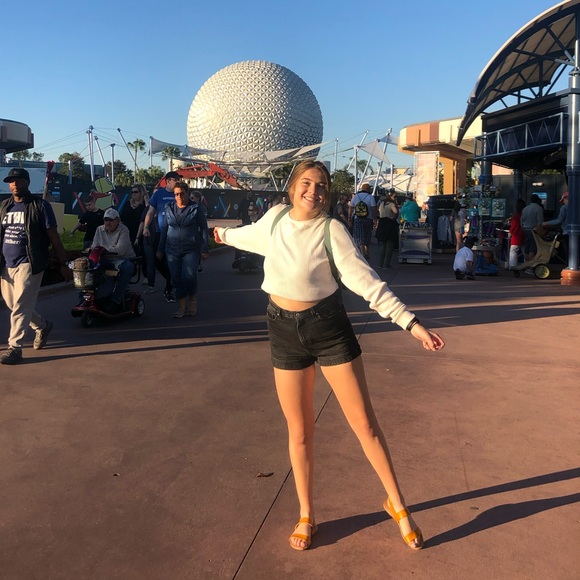 Profile Picture of Sydney Pakkala (@sydneypakkala) on Poshmark