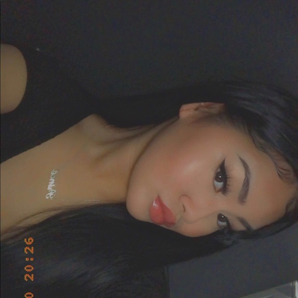 Profile Picture of Annie Dinh (@anniedimess) on Poshmark