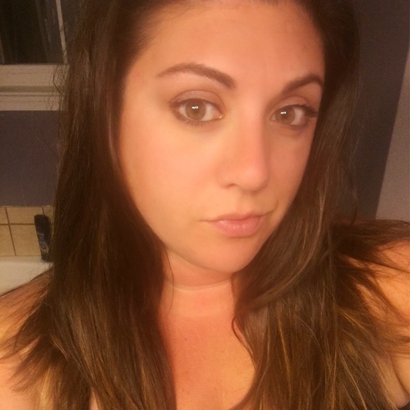 Profile Picture of Jaime Albright (@sassi_n_classi) on Poshmark