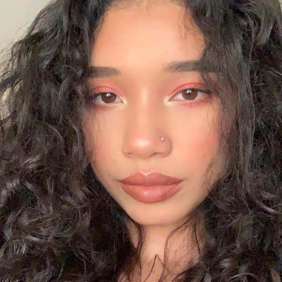 Profile Picture of Anteeniya Bell (@anteenugget) on Poshmark