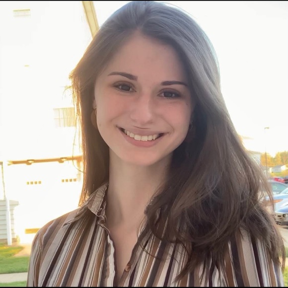 Profile Picture of Taylor Lipski (@taylorlipski) on Poshmark