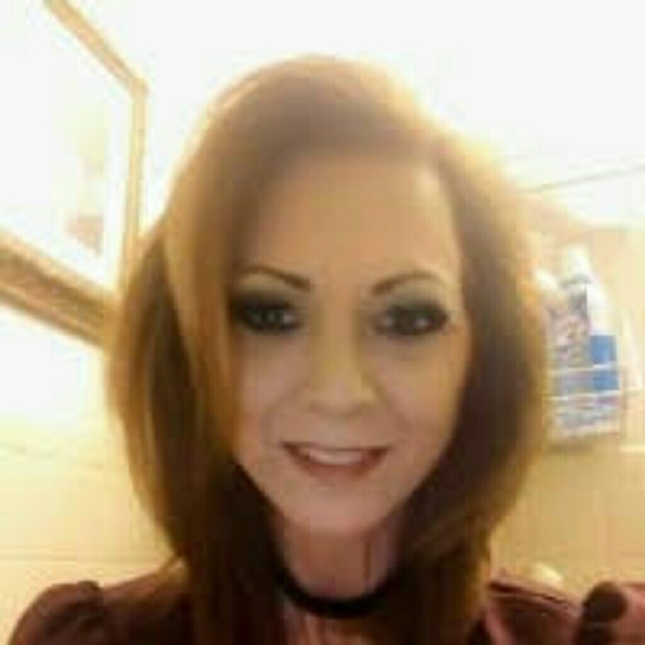 Profile Picture of Roxane Stewart (@rock1966) on Poshmark